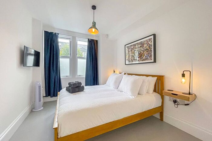 2 Bedroom Flat To Rent In Aston Road, Wimbledon, London, SW20