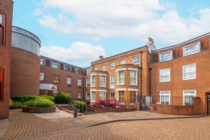 2 Bedroom Flat For Sale In Lower Square, Isleworth, TW7