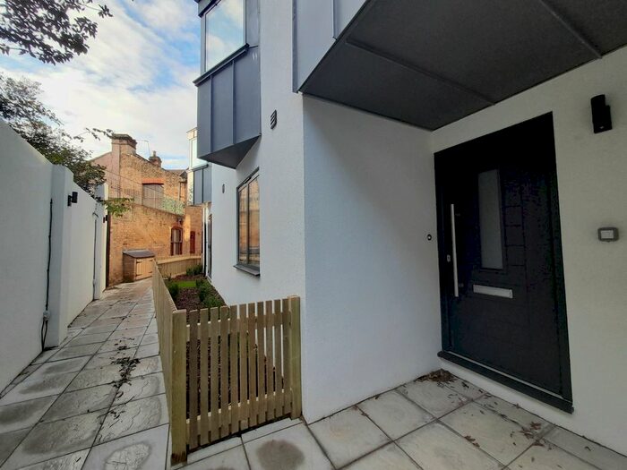 1 Bedroom Flat To Rent In Garratt Lane, Wandsworth SW17