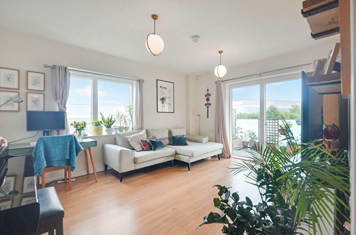 3 Bedroom Flat For Sale In Lakeside Drive, Park Royal, London, NW10