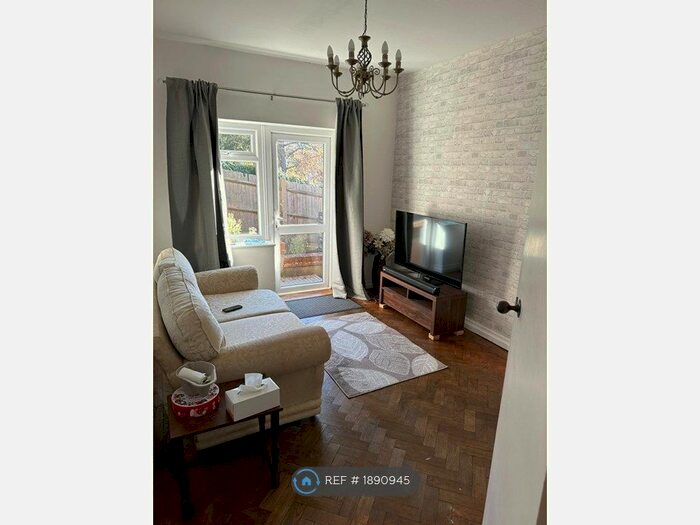 2 Bedroom Flat To Rent In Sanderstead Road, Sanderstead, CR2