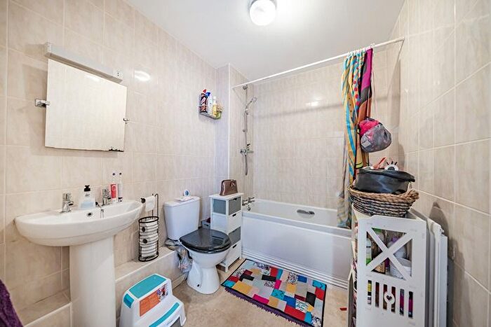 2 Bedroom Flat For Sale In Engineers Court, Reading, Berkshire, RG2
