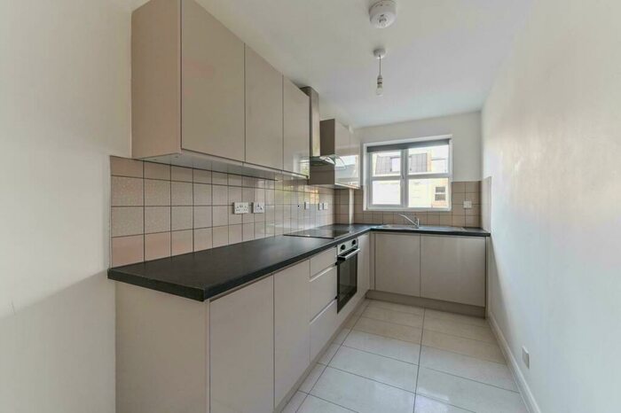 2 Bedroom Flat To Rent In Sullivan Close, SW11