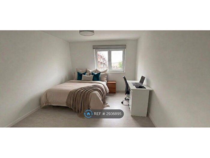 3 Bedroom Flat To Rent In Mcconnell House, London, SW8