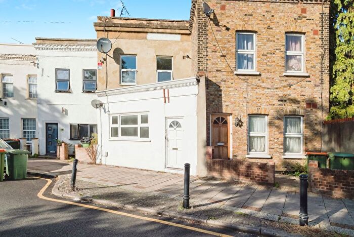 2 Bedroom Flat For Sale In Stratford Road, London, E13