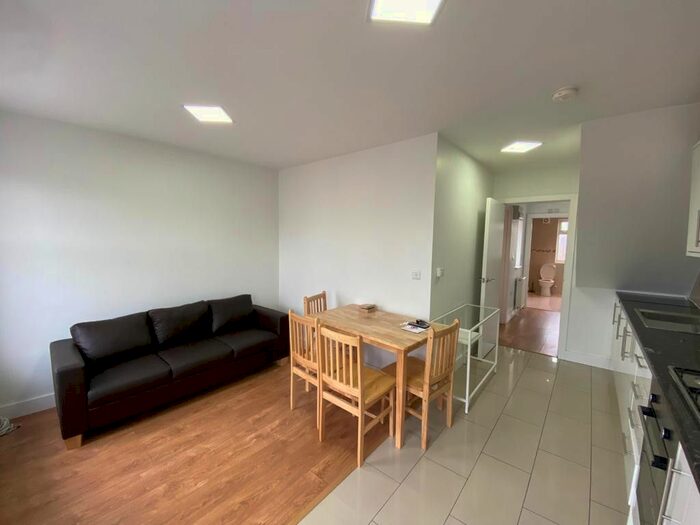 2 Bedroom Flat To Rent In High Road, Loughton, Essex, IG10