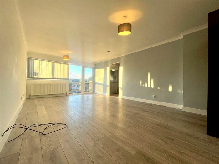 2 Bedroom Maisonette To Rent In Hillside, Hoddesdon, EN11