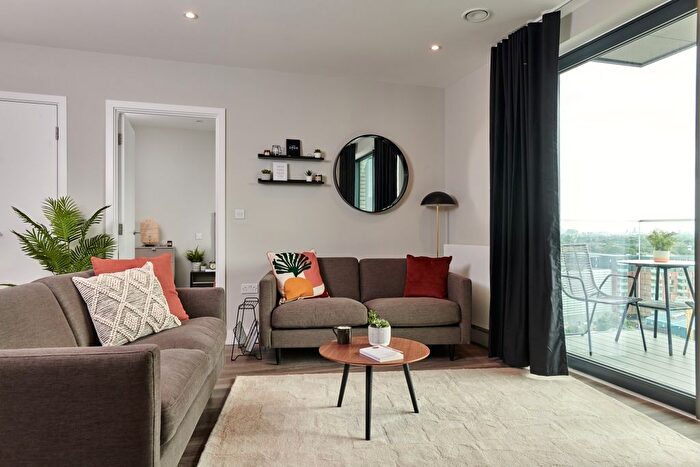 2 Bedroom Flat To Rent In Lionel Road South, Brentford, TW8