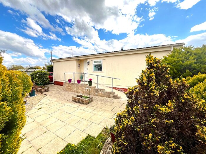 2 Bedroom Mobile/park Home For Sale In Bridge Close, Lechlade, GL7