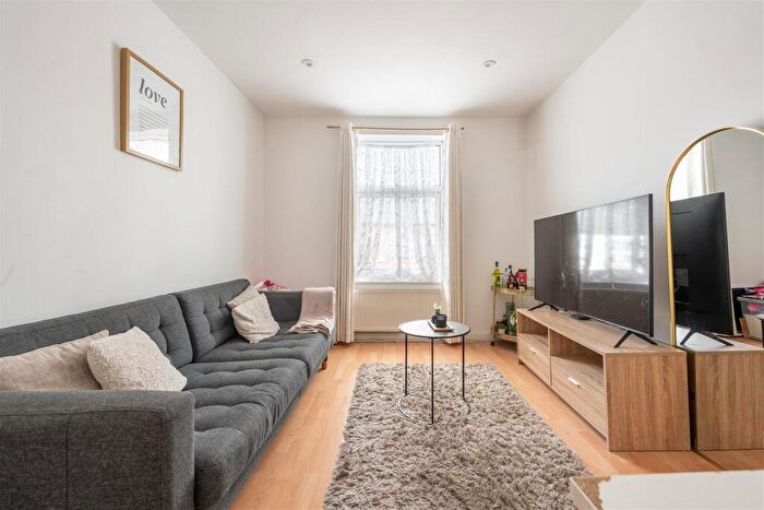 2 Bedroom Flat For Sale In Ferndale Road, Leytonstone, E11