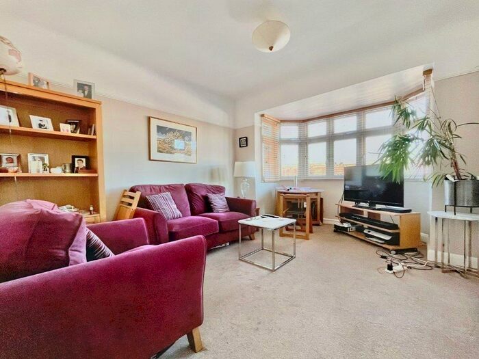 2 Bedroom Flat To Rent In Mount Park Road, Pinner, HA5