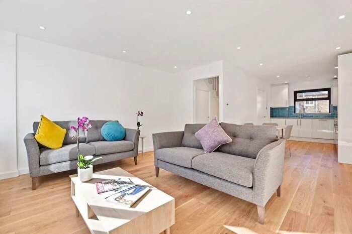 3 Bedroom Maisonette To Rent In Horle Walk, London, SE5