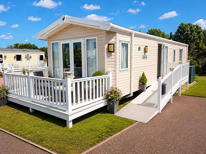 2 Bedroom Park Home For Sale In Butt Lane, Burgh Castle, NR31