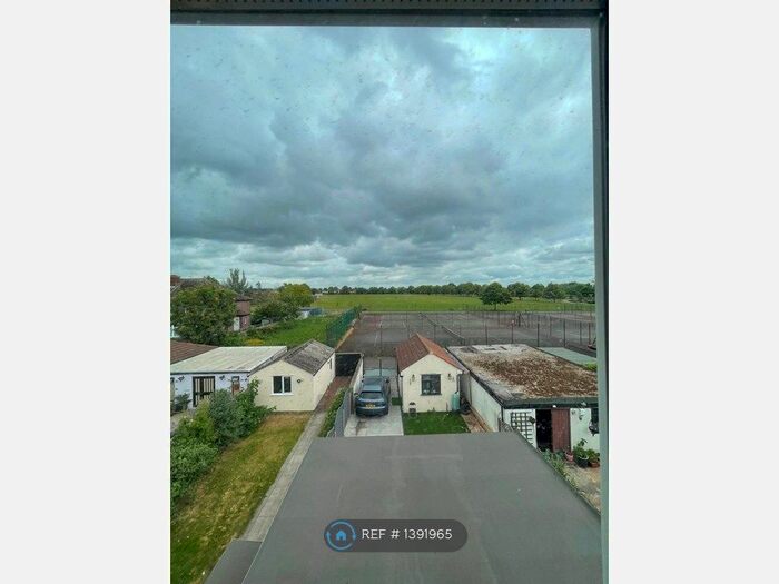 1 Bedroom Flat To Rent In Park View Gardens, Ilford, IG4