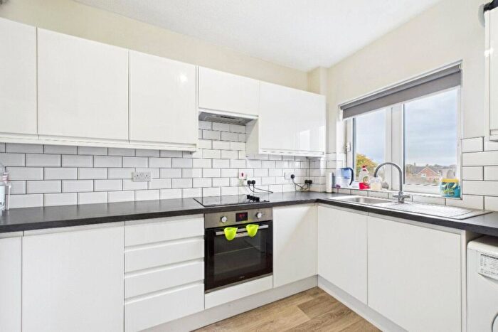 2 Bedroom Apartment To Rent In Shifford Crescent, Maidenhead, SL6