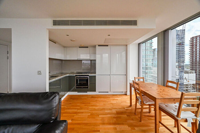 2 Bedroom Flat For Sale In Landmark West Tower, Canary Wharf, London, E14