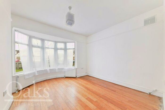 3 Bedroom Bungalow To Rent In The Glade, Croydon, CR0