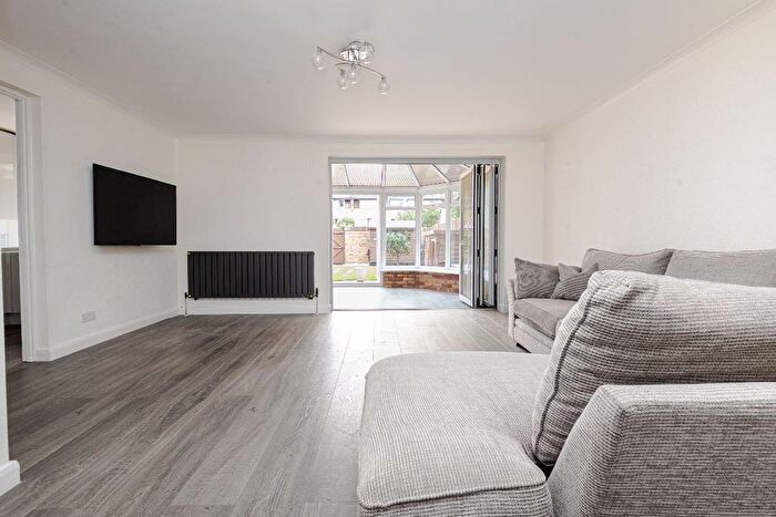 2 Bedroom Flat For Sale In Queens Road, Twickenham, TW1