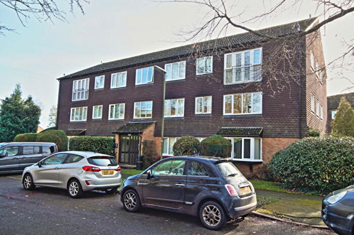 2 Bedroom Flat For Sale In Hallington Close, Woking, GU21