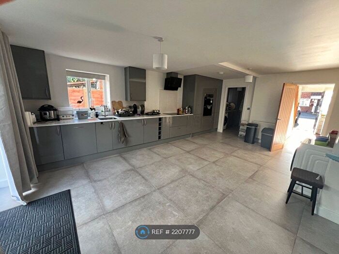 4 Bedroom Semi-Detached House To Rent In Hoylake Road, Sale, M33