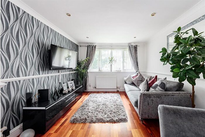 2 Bedroom Maisonette For Sale In Rosendale Road, London, SE21