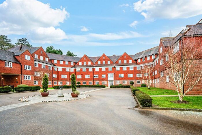2 Bedroom Flat To Rent In Elizabeth Drive, Banstead, SM7