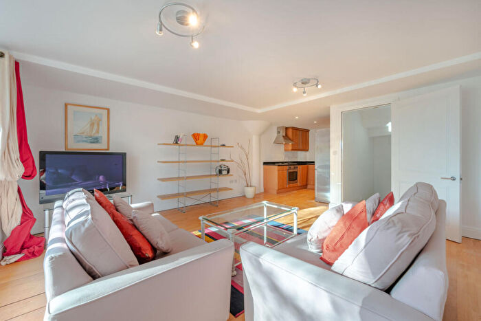 2 Bedroom Flat For Sale In Vineyard Path, Mortlake, SW14