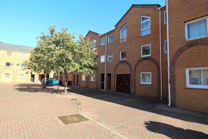 4 Bedroom Town House To Rent In Cyclops Mews, Isle Of Dogs, E14