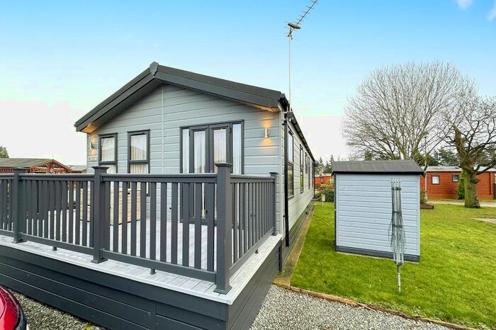 2 Bedroom Mobile/park Home For Sale In Cliffe Common, Selby, YO8