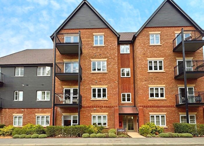 1 Bedroom Flat For Sale In Aspen Road, High Wycombe, Buckinghamshire, HP10