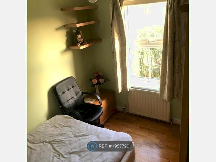 6 Bedroom Detached House To Rent In Dutch Gardens, Kingston Upon Thames, KT2