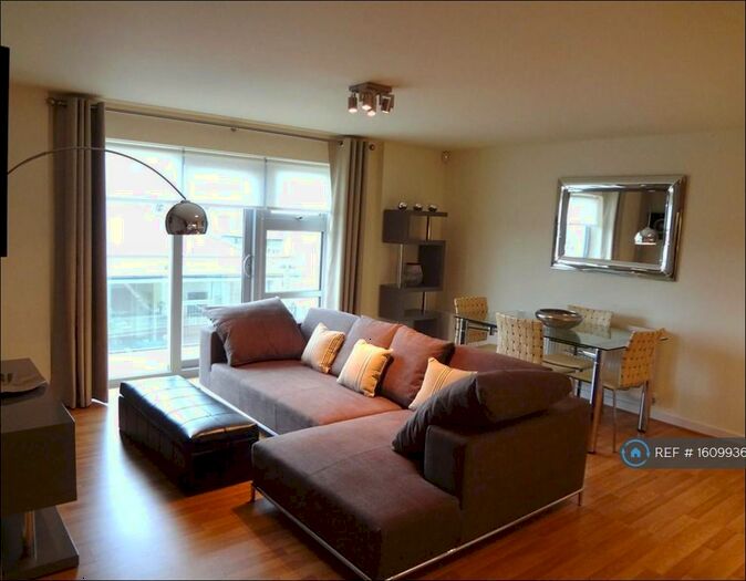 2 Bedroom Flat To Rent In Queen Mary Avenue, London, E18