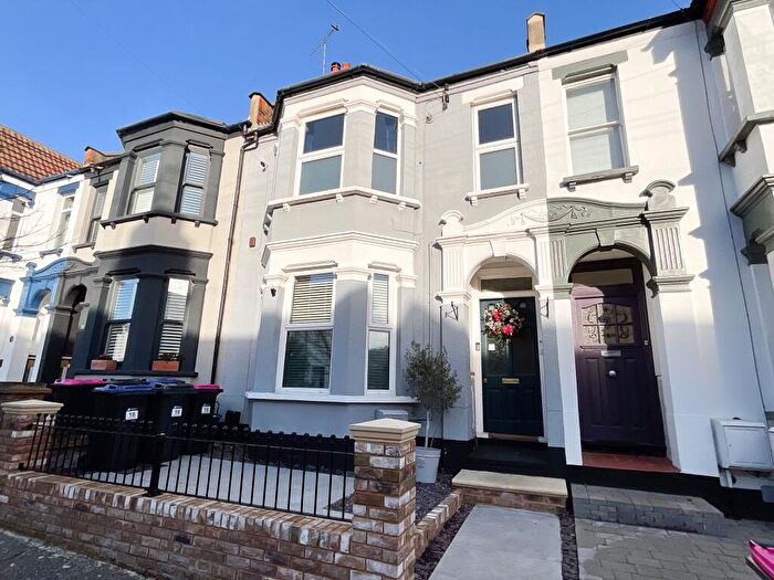 2 Bedroom Flat For Sale In Hermitage Road, Westcliff-on-Sea, SS0