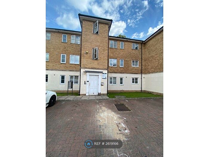 3 Bedroom Flat To Rent In Causton Square, Dagenham, RM10