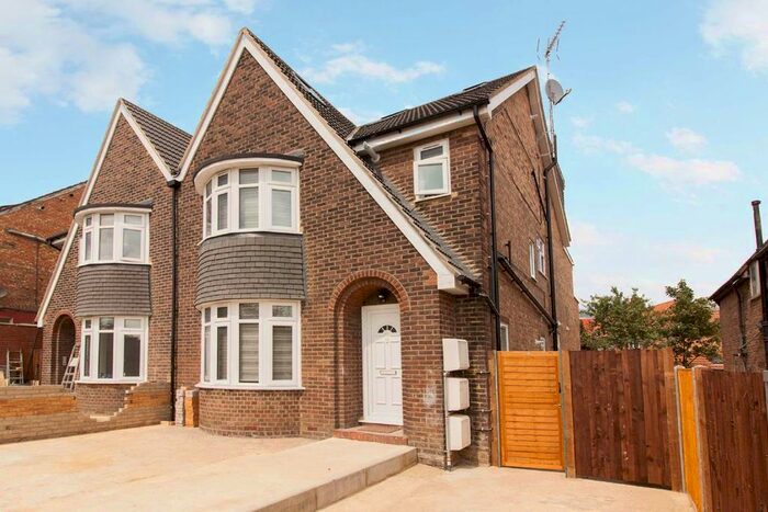 3 Bedroom Flat To Rent In Western Avenue, London, W3