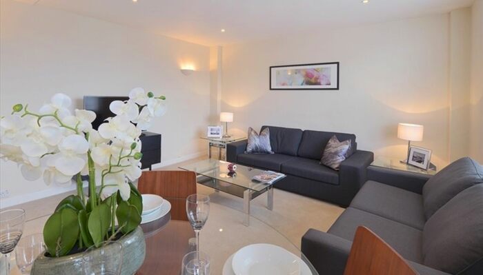 2 Bedroom Flat To Rent In Hill Street, London, W1J