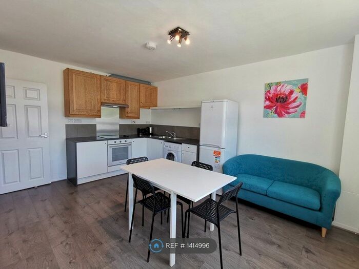 4 Bedroom Flat To Rent In Sovereign House, London, E1