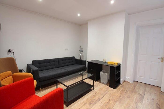 4 Bedroom Semi Detached House To Rent In Newcombe Road, Polygon, SO15