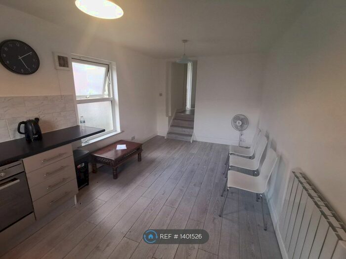2 Bedroom Flat To Rent In Wick Road, London, E9