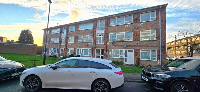 2 Bedroom Flat For Sale In Travellers Way, Hounslow, Greater London, TW4