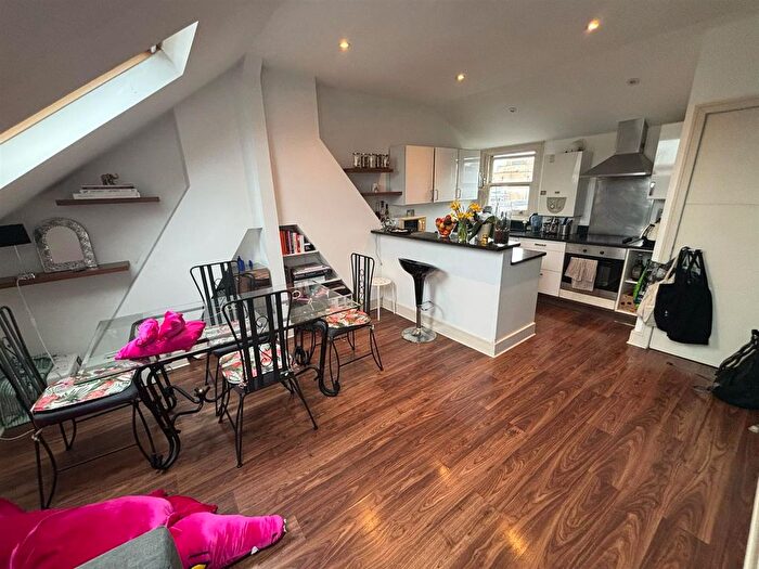 2 Bedroom Flat To Rent In Garratt Lane, London, SW18