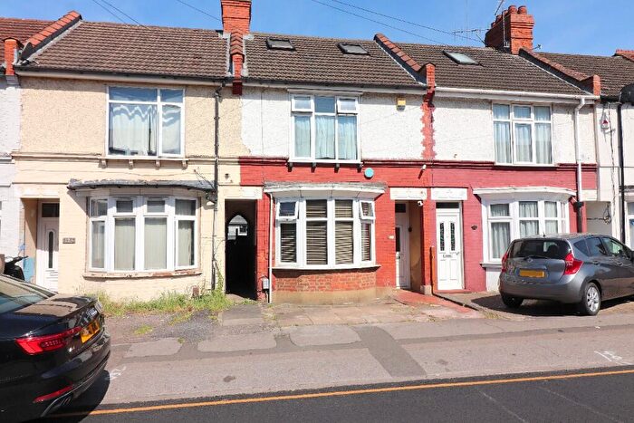 3 Bedroom Terraced House For Sale In Biscot Road, Luton, Bedfordshire, LU3