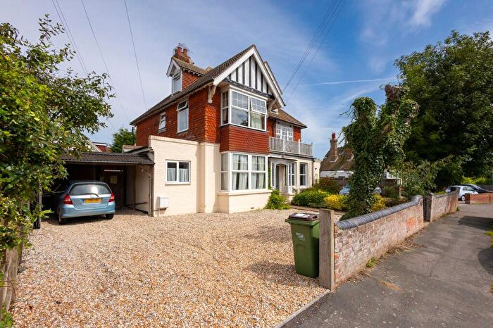 2 Bedroom Apartment For Sale In Hillcrest Road, Oak Leas, CT21