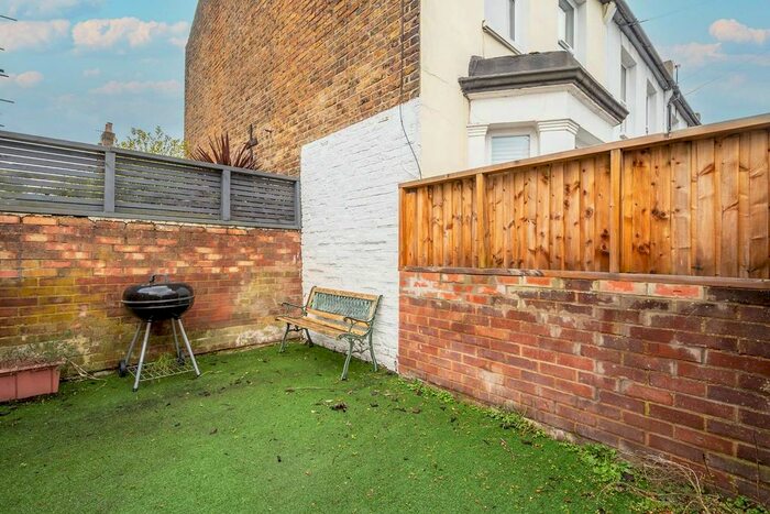 1 Bedroom Flat To Rent In Palmerston Road, South Wimbledon, London, SW19