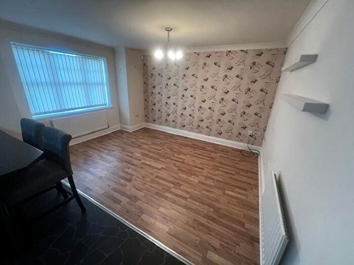 2 Bedroom Flat To Rent In Woolcombers Way, Bradford, BD4