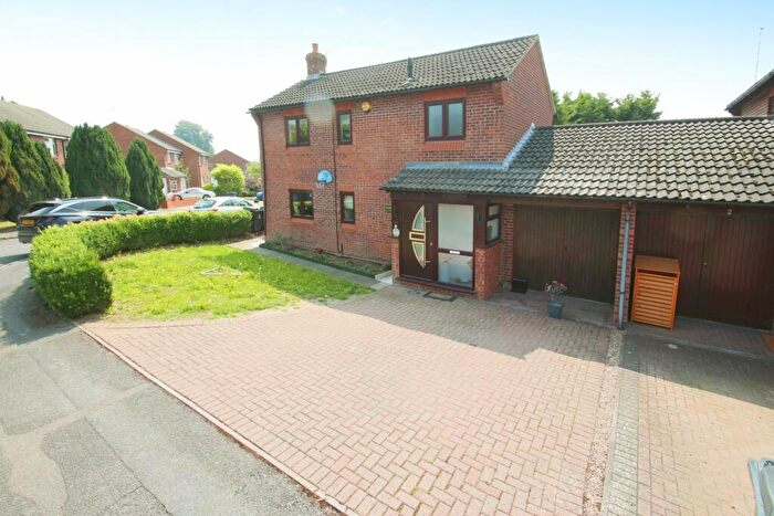 5 Bedroom Link Detached House To Rent In August End, George Green, Slough, SL3