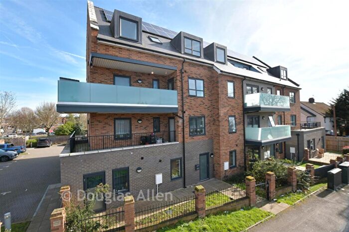 2 Bedroom Flat For Sale In Faringdon Avenue, Romford, Essex, RM3