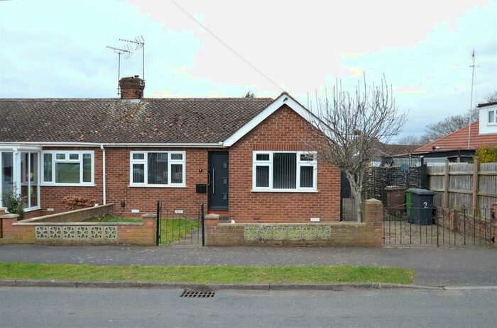 2 Bedroom Semi-Detached Bungalow To Rent In Derwent Avenue, Luton, LU3