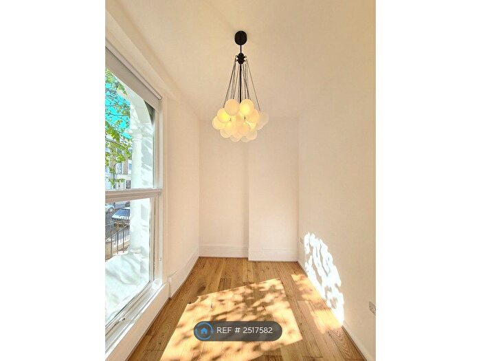 2 Bedroom Flat To Rent In Stanlake Road, London, W12