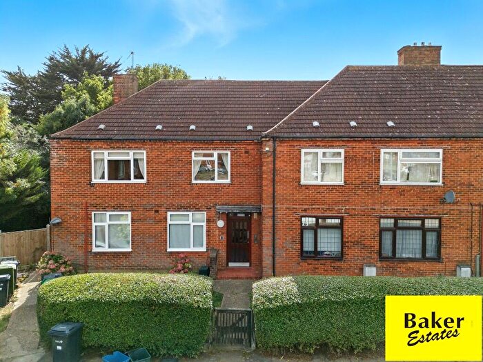 1 Bedroom Flat For Sale In Manford Cross, Chigwell, Essex, IG7